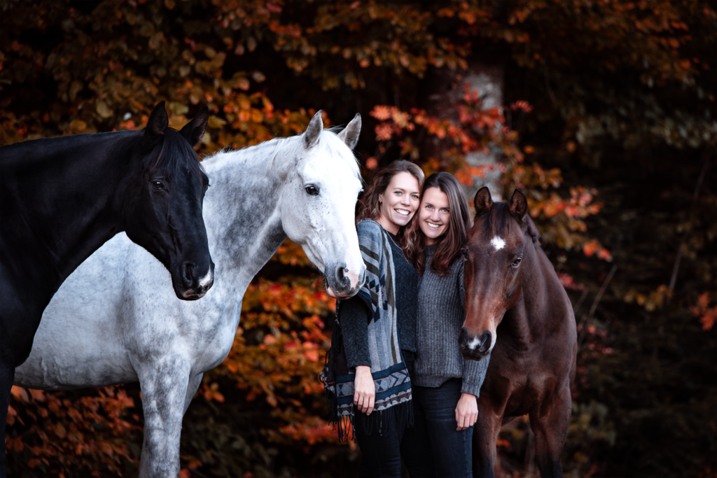Tess-art Pferdefotografie Gruppenfoto, drei Pferde und zwei Besitzerinnen im Herbst