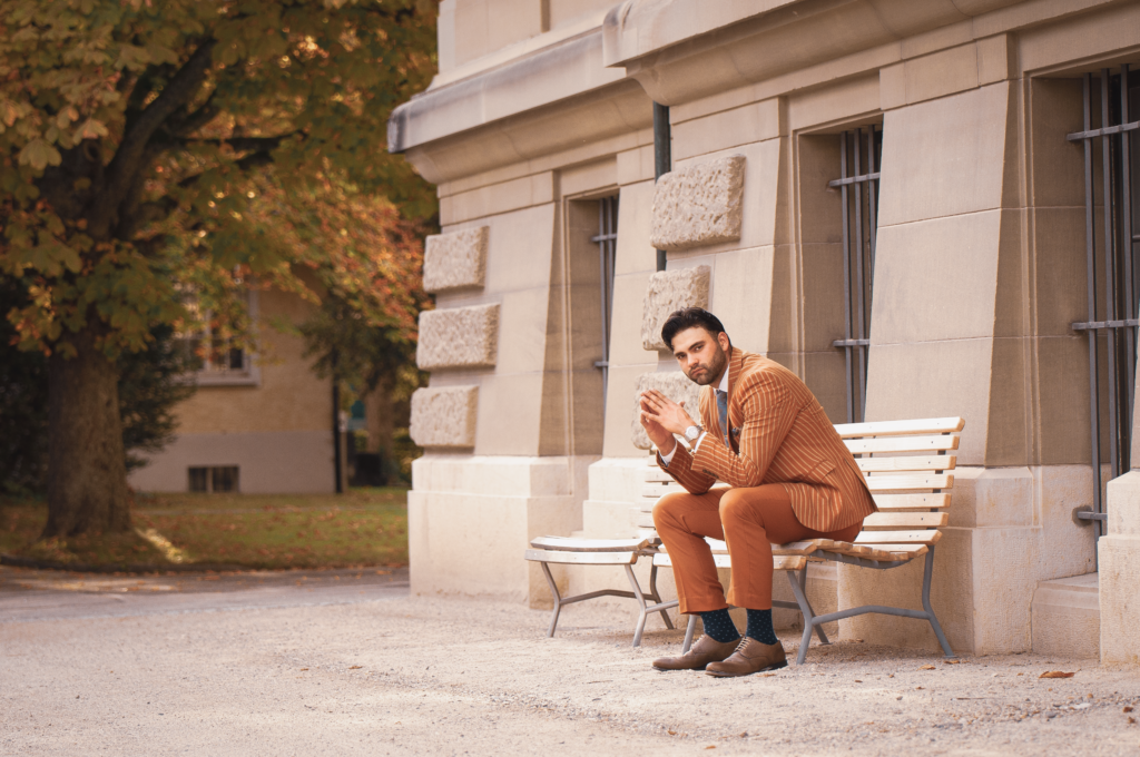 Tess-art Fotografie Mann mit Anzug auf einer Bank