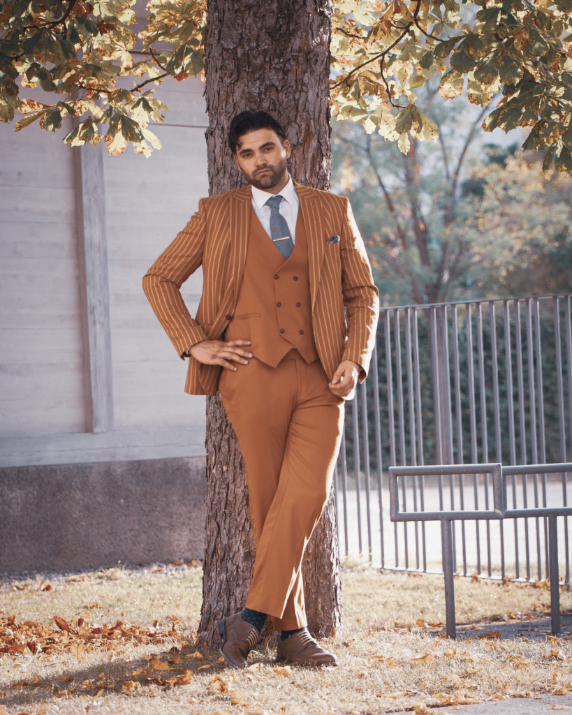 Tess-art Fotografie Mann mit Anzug vor einem Baum