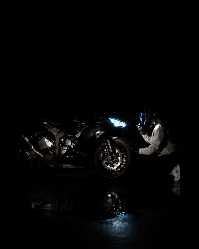 Tess-art Fotografie Motorrad und Besitzerin Auge in Auge mit wenig Licht